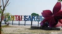 Salah satu pesona di Pulau Untung Jawa adalah Pantai Sakura. Pantai ini memiliki pasir putih yang lembut. (Femi Diah/detikcom)