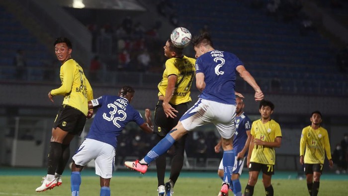 Pesepak bola Barito Putra Azamat Baimatov (77) berebut bola di udara dengan pesepak bola Persib Bandung Nick Kuipers (2) dalam lanjutan Liga 1 2021-2022 di Stadion Indomilk Arena, Tangerang, Banten, Sabtu (4/9/2021). Persib Bandung berhasil menang tipis atas Barito Putera dengan skor 1-0. ANTARA FOTO/Muhammad Iqbal/wsj.