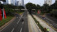 Sepanjang Jalan Jenderal Sudirman , Jakarta Pusat, Minggu (05/09/2021), terlihat sepi dari pesepeda.