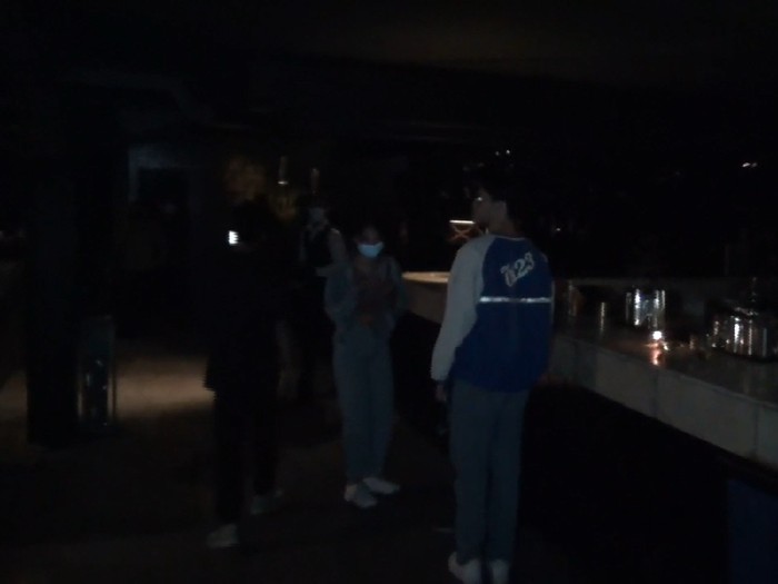 Polisi razia salah satu kafe di SCBD yang melanggar jam buka PPKM Level 3 di DKI Jakarta.