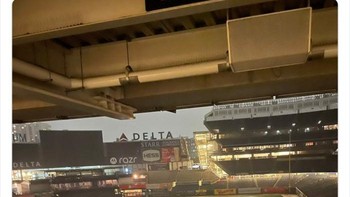 Stadion pun terendam air. Foto: Bored Panda