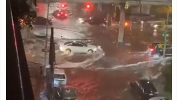 Jalanan di Brooklyn yang penuh air banjir. Foto: Bored Panda