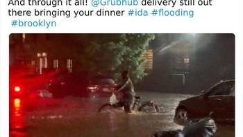 Tampak pengantar makanan masih bekerja di area banjir sekitar Brooklyn. Foto: Bored Panda