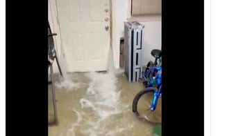 Banjir memasuki sebuah rumah di New York. Foto: Bored Panda