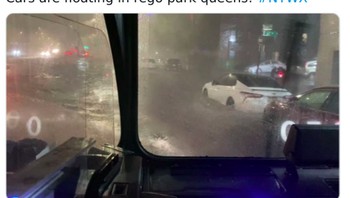 Pemandangan dari dalam mobil ketika melintasi banjir di New York. Foto: Bored Panda