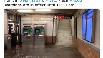 Tampak air menggenai salah satu stasiun subway di Manhattan. Foto: Bored Panda