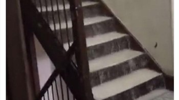 Seorang netizen melaporkan apartemennya terkena banjir bandang. Foto: Bored Panda