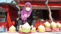Kelapa muda, salah satu sajian yang mudah ditemukan di Pulau Untung Jawa. (Femi Diah/detikcom)