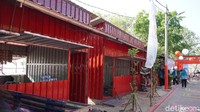 deretan warung makan dan suvenir di Pulau Untung Jawa. Warung-warung itu menderita selama PPKM. (Femi Diah/detik.com)
