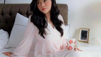 Sementara itu, kini ia tengah berada di New York untuk sebuah project bersama teman-teman selebgramnya. Momen keseruannya pun banyak dibagikan di Instagram pribadi miliknya. Foto: Instagram @Rachelvennya