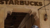 Saat liburan ke Dubai, Rachel pun menyambangi gerai Starbucks di sana. Sambil menikmati kopi, Rachel dibuat terpukau dengan gaya bangunan Starbucks yang unik ini. Foto: Instagram @Rachelvennya
