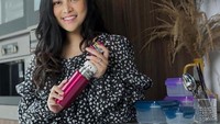 Kewajibannya sebagai ibu juga tak pernah ia lewatkan. Ia bahkan selalu memastikan keperluan sang anak terpenuhi, termasuk menyiapkan wadah bekal makanan. Foto: Instagram @Rachelvennya