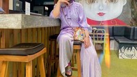 Sebagai selebgram, penampilan Rachel Vennya sering menjadi inspirasi untuk netizen. Termasuk gaya kerennya saat nongkrong di sebuah kafe kekinian. Foto: Instagram @Rachelvennya