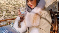 Nah, kalau yang satu ini adalah momen liburan Rachel Vennya ke Cappadocia, Turki. Ia berpose dengan segelas minuman dan ditambah latar pemandangan indah. Foto: Instagram @Rachelvennya