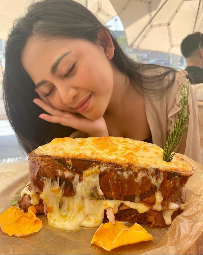 Rachel Vennya Mewah! Ini Gaya Rachel Vennya saat Ngopi di Dubai
