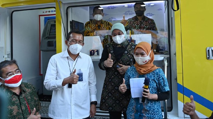 Realisasi Program Bantuan Subsidi Upah Pekerja Direktur Utama Bank BTN Haru Koesmahargyo bersama Menteri Ketenagakerjaan Ida Fauziyah berbincang dengan pekerja usai mencairkan dana Program Bantuan Subsidi Upah (BSU) melalui mobil kas Bank BTN di Semarang, Jawa Tengah. Bank BTN berkomitmen mendukung berbagai program yang digulirkan pemerintah dalam upaya membantu masyarakat dan mempercepat pemulihan ekonomi nasional yang terdampak pandemi COVID-19. Salah satu programnya adalah Bantuan Subdisi Upah (BSU) Bagi Pekerja/Buruh dalam penanganan dampak COVID-19.
Sebagai mitra penyalur BSU dari Kementerian Ketenagakerjaan Republik Indonesia, Bank BTN hingga saat ini sudah menerima sejumlah 432.547 nama Penerima BSU, masing-masing Penerima akan mendapatkan Rp1 juta, yaitu Rp500 ribu sebulan dan dibayarkan sekaligus 2 bulan.