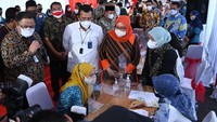 Direktur Utama Bank BTN Haru Koesmahargyo bersama Menteri Ketenagakerjaan Ida Fauziyah berbincang dengan pekerja usai mencairkan dana Program Bantuan Subsidi Upah (BSU) melalui mobil kas Bank BTN di Semarang, Jawa Tengah.