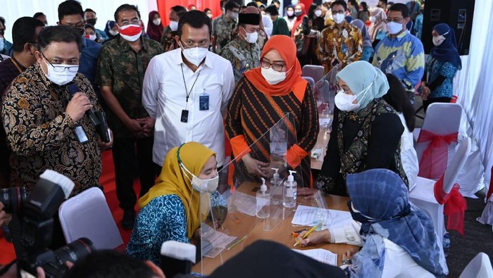 Direktur Utama Bank BTN Haru Koesmahargyo bersama Menteri Ketenagakerjaan Ida Fauziyah berbincang dengan pekerja usai mencairkan dana Program Bantuan Subsidi Upah (BSU) melalui mobil kas Bank BTN di Semarang, Jawa Tengah. Bank BTN berkomitmen mendukung berbagai program yang digulirkan pemerintah dalam upaya membantu masyarakat dan mempercepat pemulihan ekonomi nasional yang terdampak pandemi COVID-19. Salah satu programnya adalah Bantuan Subdisi Upah (BSU) Bagi Pekerja/Buruh dalam penanganan dampak COVID-19. 
Sebagai mitra penyalur BSU dari Kementerian Ketenagakerjaan Republik Indonesia, Bank BTN hingga saat ini sudah menerima sejumlah 432.547 nama Penerima BSU, masing-masing Penerima akan mendapatkan Rp1 juta, yaitu Rp500 ribu sebulan dan dibayarkan sekaligus 2 bulan.