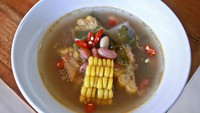 Racikan sayur asem Betawi sedikit berbeda dengan Jawa. Kuahnya bening dengan tambahan potongan oncom. Kamu bisa membuatnya sendiri karena gampang banget. Resepnya ada di sini. Foto: iStock