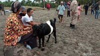 Namun ritual baru berlangsung separuh jalan, petugas abungan Satpol PP, TNI dan Polri Kabupaten Pangandaran datang membubarkan kegiatan itu.