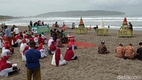 Alhasil beragam sesaji yang sudah disiapkan, batal dilarung ke laut.