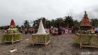 Rencananya sesaji yang hendak mereka larung ke laut pun cukup banyak. Ada nasi tumpeng besar dengan tinggi lebih dari 1 meter, ada sayuran yang disusun, ada buah-buahan serta seekor kambing hidup.