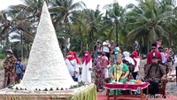 Acara ritual bertajuk larungan agung menjaga persatuan dan kesatuan bangsa itu digelar oleh sebuah perkumpulan bernama Yayasan Manunggal Rasa Kemanusiaan yang berasal dari Kabupaten Cilacap Jawa Tengah.