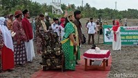 Namun ritual baru berlangsung separuh jalan, petugas datang membubarkan kegiatan itu. Alhasil beragam sesaji yang sudah disiapkan, batal dilarung ke laut. 