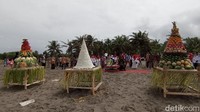 Sementara itu sebelum dibubarkan petugas, ritual ini sempat menarik perhatian wisatawan dan warga sekitar. Pasalnya acara larungan semacam itu jarang terjadi di Pangandaran. 