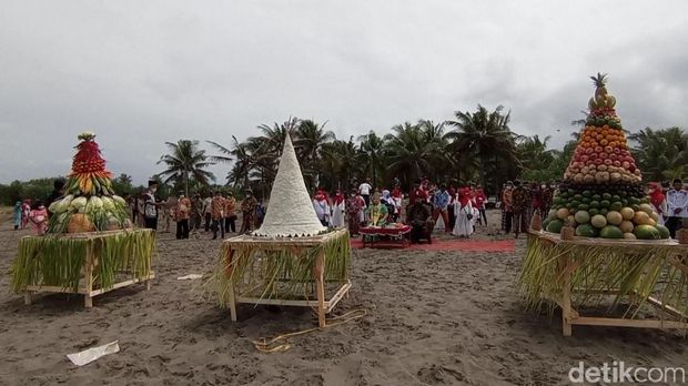 Petugas gabungan Satpol PP, TNI dan Polri Kabupaten Pangandaran membubarkan acara ritual larungan sesajen di sekitar pantai barat Pangandaran, Minggu (5/9/2021).