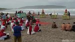 Ritual Larungan di Pantai Pangandaran Dibubarkan Petugas
