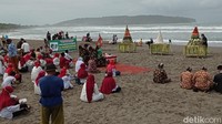 Prosesi pelarungan ini juga diwarnai oleh tahapan layaknya upacara. Ada ritual menyanyikan lagu kebangsaan Indonesia Raya, pembacaan teks Pancasila, pembacaan pembukaan UUD 1945 dan pembacaan Sumpah Palapa. Tapi belum sempat pelarungan rampung, petugas terlanjur melakukan pembubaran.  