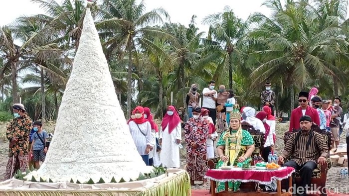 Ritual Larungan di Pantai Pangandaran Dibubarkan Petugas Petugas gabungan Satpol PP, TNI dan Polri Kabupaten Pangandaran membubarkan acara ritual larungan sesajen di sekitar pantai barat Pangandaran, Minggu (5/9/2021).