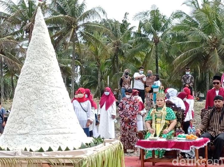 Ritual Larungan di Pantai Pangandaran Dibubarkan Petugas