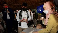 Sandiaga Salahudin Uno meninjau UMKM pelaku usaha usai Workshop Inovasi dan Kewirausahaan Kabupaten/Kota Kreatif di Jakarta.
