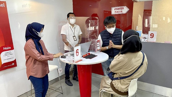 Sapa Pelanggan di Harpelnas 2021 Direktur Utama Telkomsel Hendri Mulya Syam menyapa dan berinteraksi langsung dengan pelanggan di GraPARI Dago Bandung pada momentum Hari Pelanggan Nasional 2021 sebagai komitmen untuk menghadirkan solusi terbaik bagi pelanggan dengan semangat customer centric.