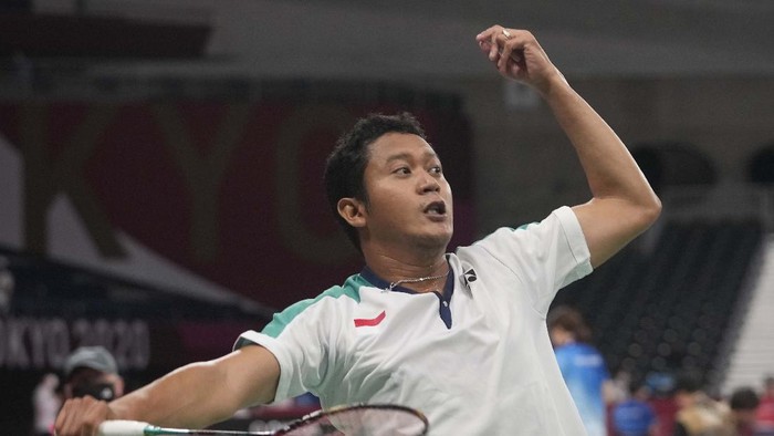 Selamat! Fredy Setiawan Raih Perunggu di Paralimpiade Tokyo 2020 Indonesia's Setiawan Fredy celebrates after Fredy defeated India's Tarun in men's singles SU4 bronze medal badminton match at the Tokyo 2020 Paralympic Games, Sunday, Sept. 5, 2021, in Tokyo, Japan. (AP Photo/Kiichiro Sato)