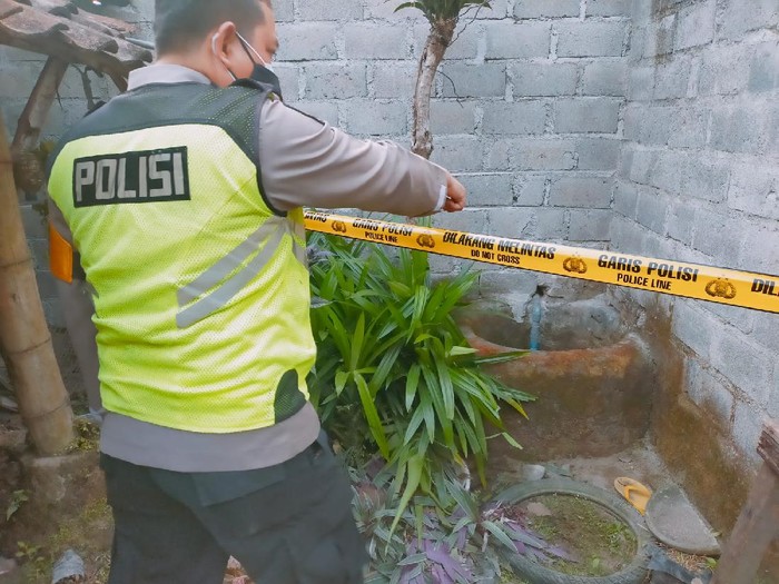 Seorang balita berusia satu tahun tewas tercebur sumur. Balita itu bermain bersama kakaknya, sementara sang ibu sibuk memasak.