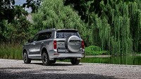 Tampilan belakang Tank 500. Soal performa, mobil ini dijejali mesin bensin V6 3.0 liter turbocharged yang dilengkapi dengan sistem hybrid 48V. Mesin tersebut bisa menghasilkan 354 hp (260 kW) dan torsi 500 Nm (369 ft-lb). Tenaganya disalurkan melalui keempat roda melalui gearbox otomatis sembilan kecepatan. Foto: Great Wall Motors