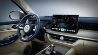 SUV ini hadir dengan desain interior yang premium, di konsol tengah terdapat layar free-standing 14,6 inci untuk saluran infotainment. Sementara instrument cluster di belakang kemudi menggunakan ukuran 12,3 inci. Dasbor mendapat aksen chrome, bersama dengan starliner yang terinspirasi Rolls-Royce. Ventilasi AC di tengah memiliki jam analog di tengah. Foto: Great Wall Motors