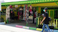 Pulau Untung Jawa memiliki sejumlah toko suvenir buat wisatawan. (Femi Diah/detikcom)