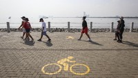 Pengunjung berolahraga di kawasan Pantai Maju, Jakarta Utara, Minggu (5/9/2021). 