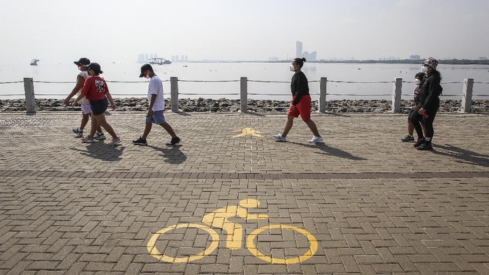 Pengunjung berolahraga di kawasan Pantai Maju, Jakarta Utara, Minggu (5/9/2021). Pantai ini menjadi daya tarik wisata olahraga bagi warga Ibu Kota dan daerah sekitarnya karena ditunjang fasilitas jalur Jalan Sehat dan Sepeda Santai (Jalasena) serta pemandangan teluk Jakarta. ANTARA FOTO/Dhemas Reviyanto/aww.