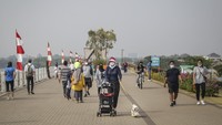 Pantai ini ditunjang fasilitas jalur Jalan Sehat dan Sepeda Santai (Jalasena) serta pemandangan teluk Jakarta.