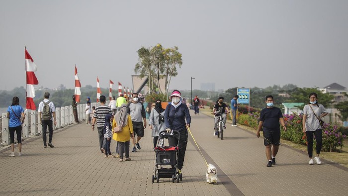 WISATA OLAHRAGA DI PANTAI MAJU Pengunjung berolahraga di kawasan Pantai Maju, Jakarta Utara, Minggu (5/9/2021). Pantai ini menjadi daya tarik wisata olahraga bagi warga Ibu Kota dan daerah sekitarnya karena ditunjang fasilitas jalur Jalan Sehat dan Sepeda Santai (Jalasena) serta pemandangan teluk Jakarta. ANTARA FOTO/Dhemas Reviyanto/aww.