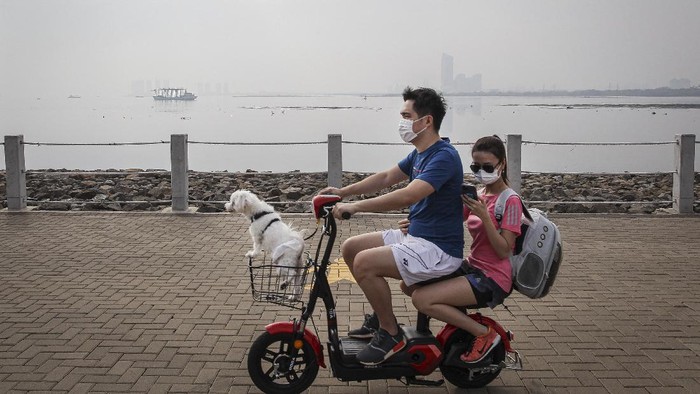 Pengunjung berolahraga di kawasan Pantai Maju, Jakarta Utara, Minggu (5/9/2021). Pantai ini menjadi daya tarik wisata olahraga bagi warga Ibu Kota dan daerah sekitarnya karena ditunjang fasilitas jalur Jalan Sehat dan Sepeda Santai (Jalasena) serta pemandangan teluk Jakarta. ANTARA FOTO/Dhemas Reviyanto/aww.