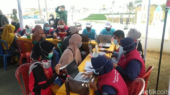 wisatawan di Pantai Karang Potong Cianjur divaksinasi