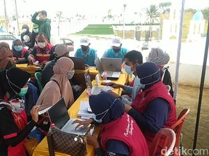 Ratusan Wisatawan di Pantai Karang Potong Divaksinasi