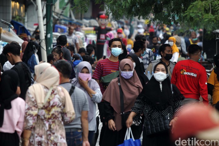 Yogyakarta masih PPKM Level 4, namun wisatawan telah memadati kawasan Malioboro. Begini potretnya.
