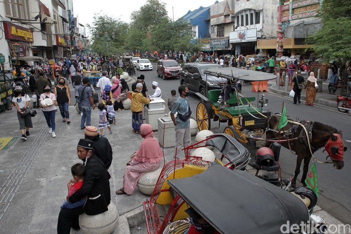 Yogyakarta masih PPKM Level 4, namun wisatawan telah memadati kawasan Malioboro. Begini potretnya.